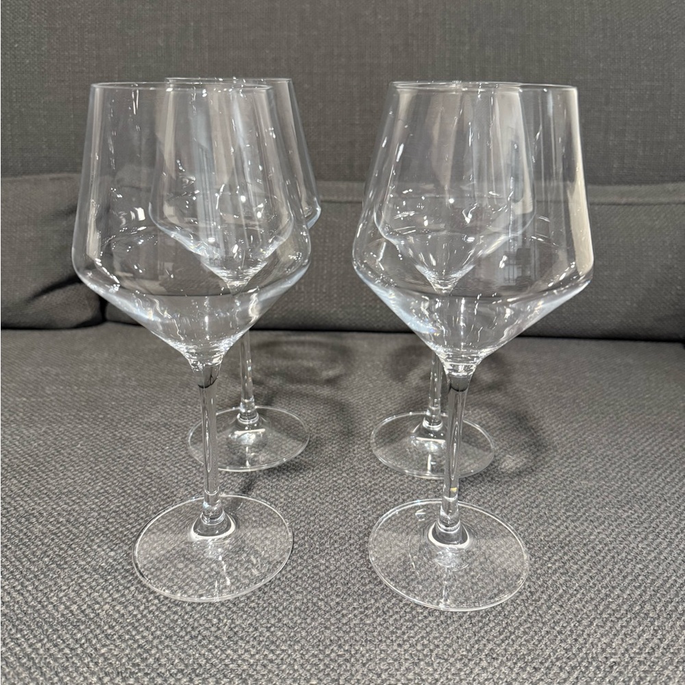 Elegant Clear Wine Glass Set